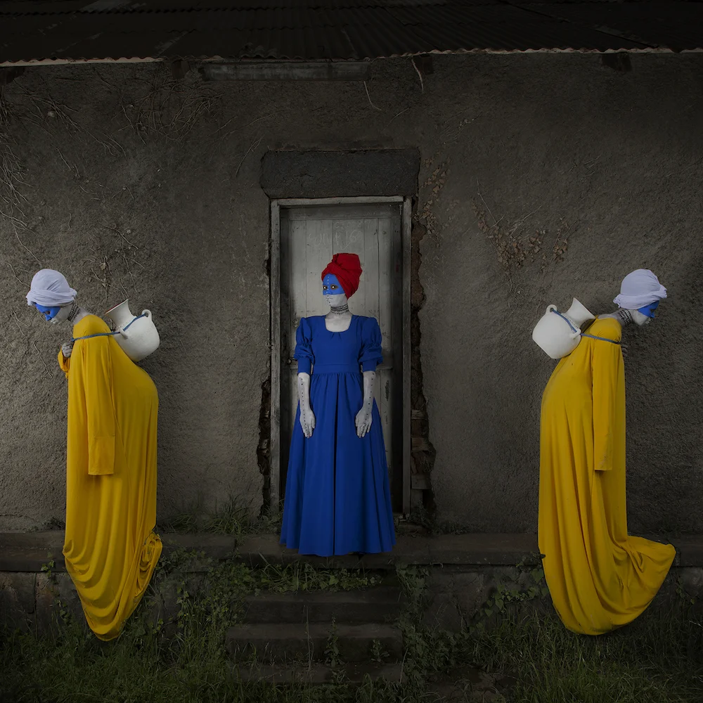 AĂŻda Muluneh, Beside the Door (Water Life Series), 2018
