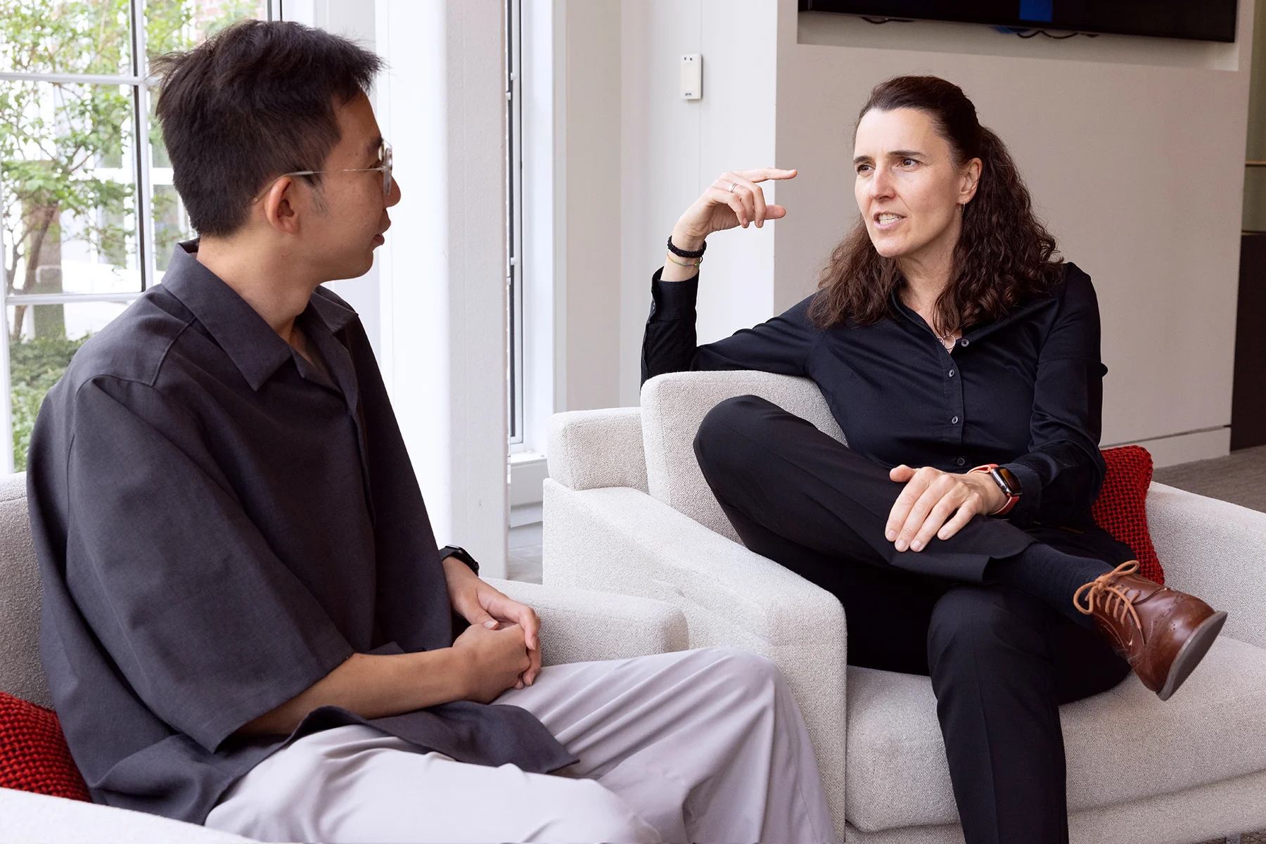 Professor Eva Ascarza meets with doctoral student Ta-Wei (David) Huang.
