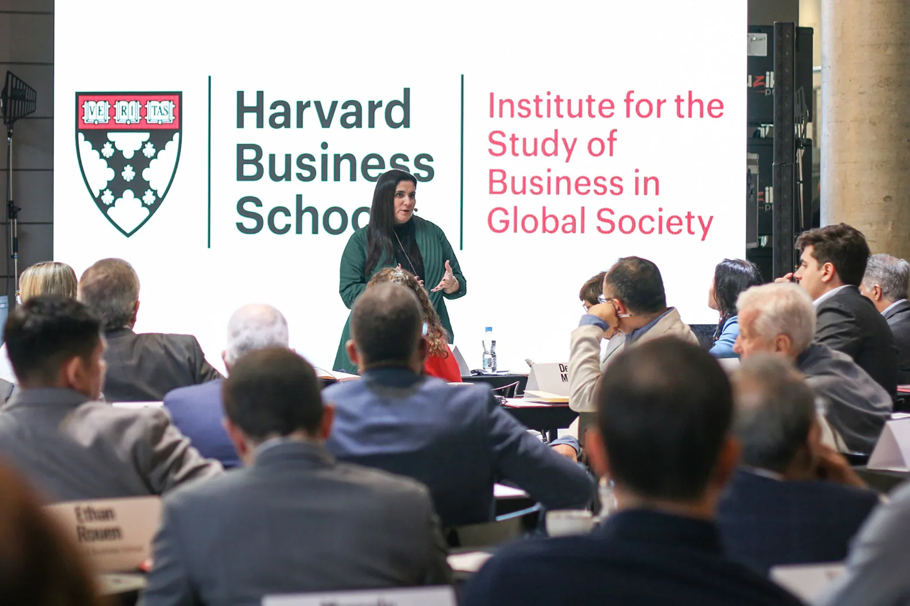Consultant speaking at the BiGS Global Leadership Roundtable in Sǎo Paulo, 2023