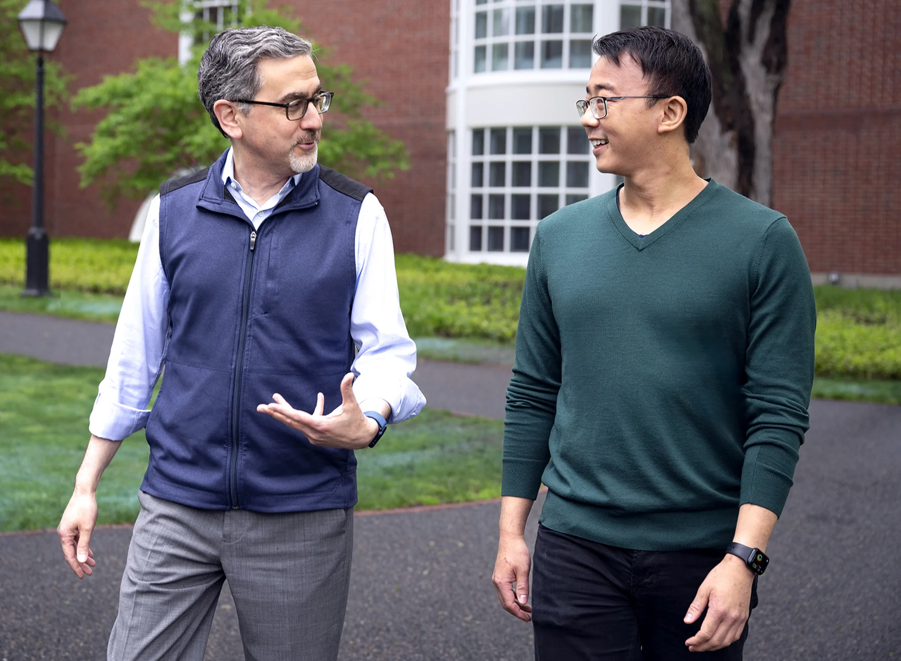 A doctoral student discusses his research with Professor Robert Huckman.