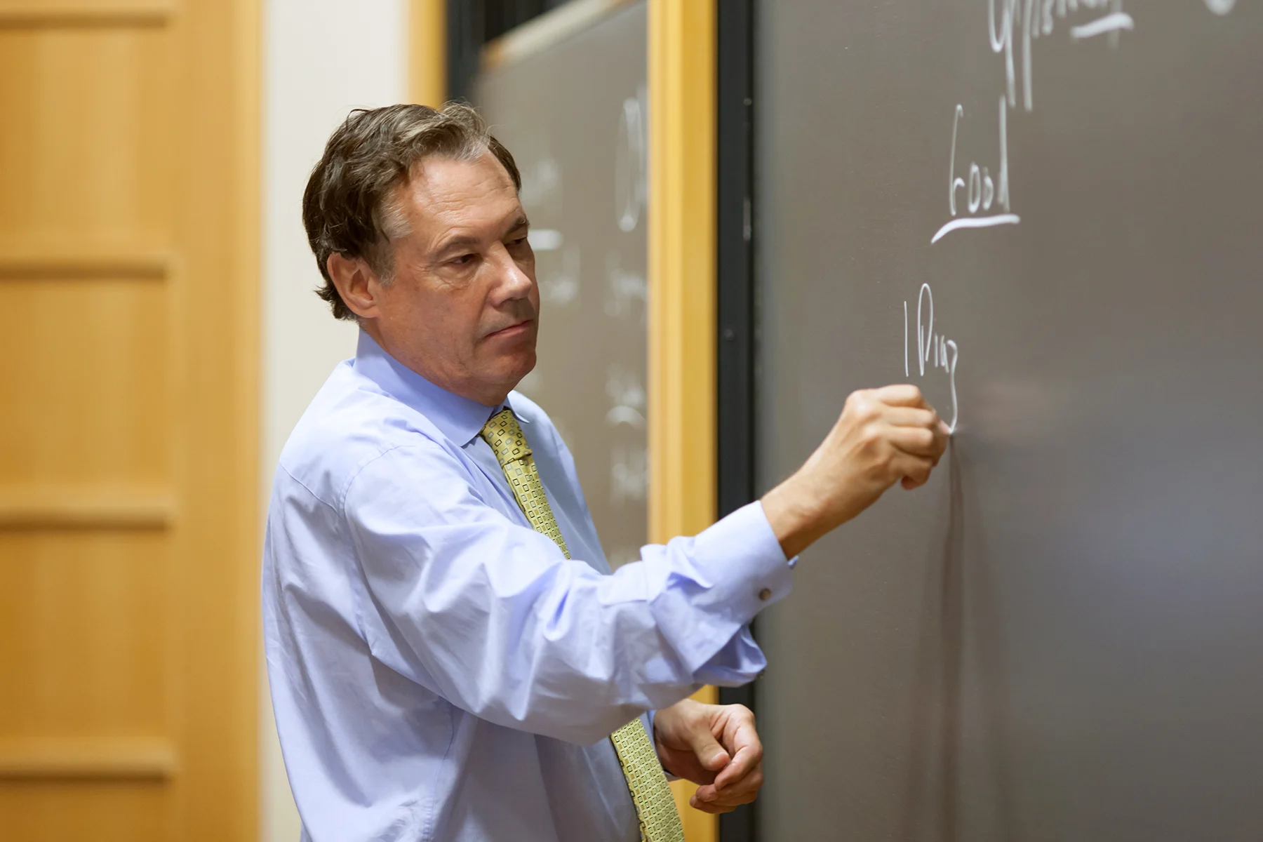 Professor Geoffrey Jones leads a case discussion in a Harvard Business School classroom.