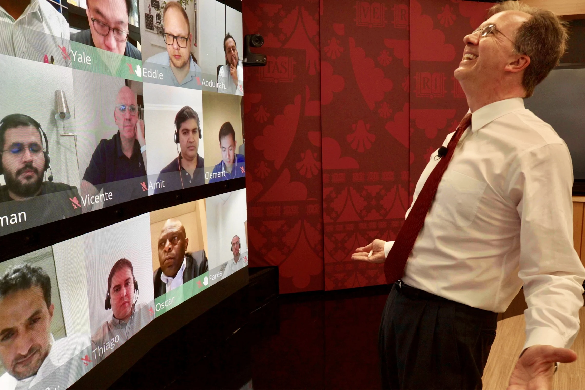 Professor Stefan Thomke leads a case method discussion in the Live Online Classrooms.