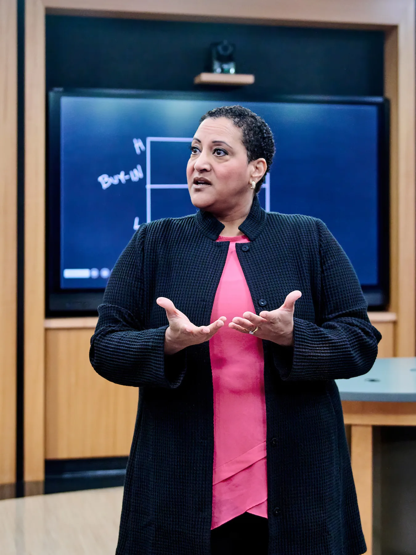 Professor Tsedal Neeley leads a case discussion in the Live Online Classroom.