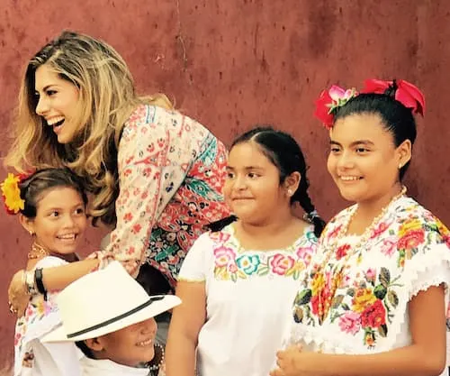 Carla Canales working with four children