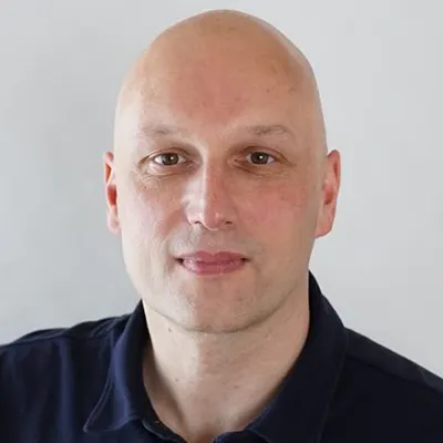 Headshot of Tom Nicholas