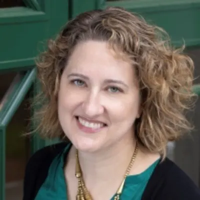 Leslie Burmeister headshot