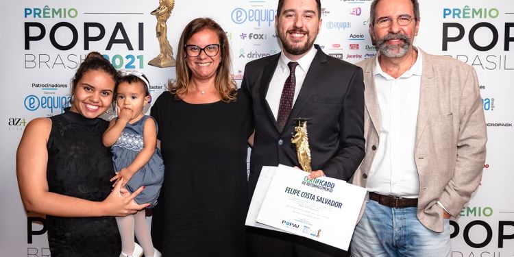 Felipe Salvador and his family at POPAI Brasil Award
