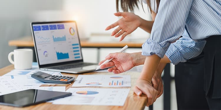 Two digital marketing professionals analyzing data.